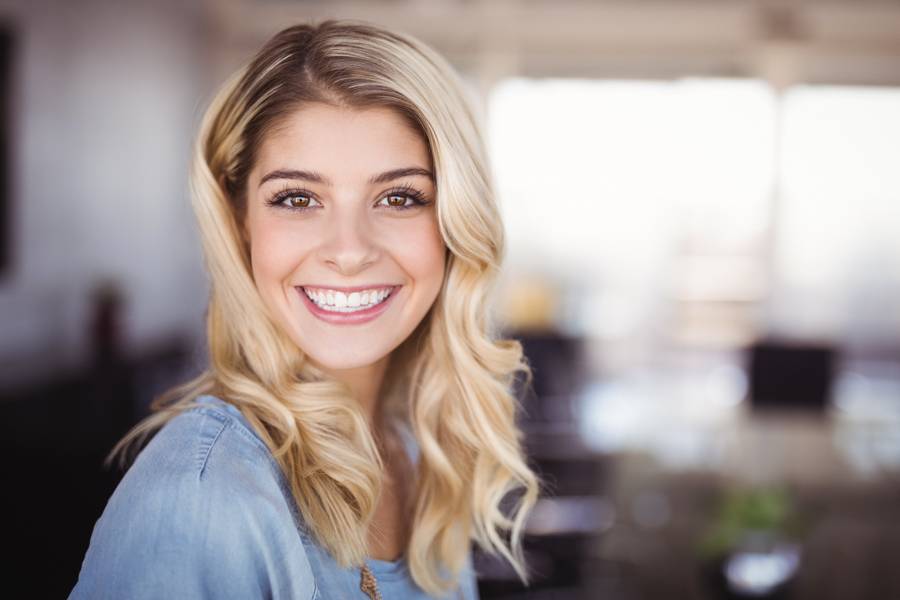Business Portrait – Mitarbeiterin im Office