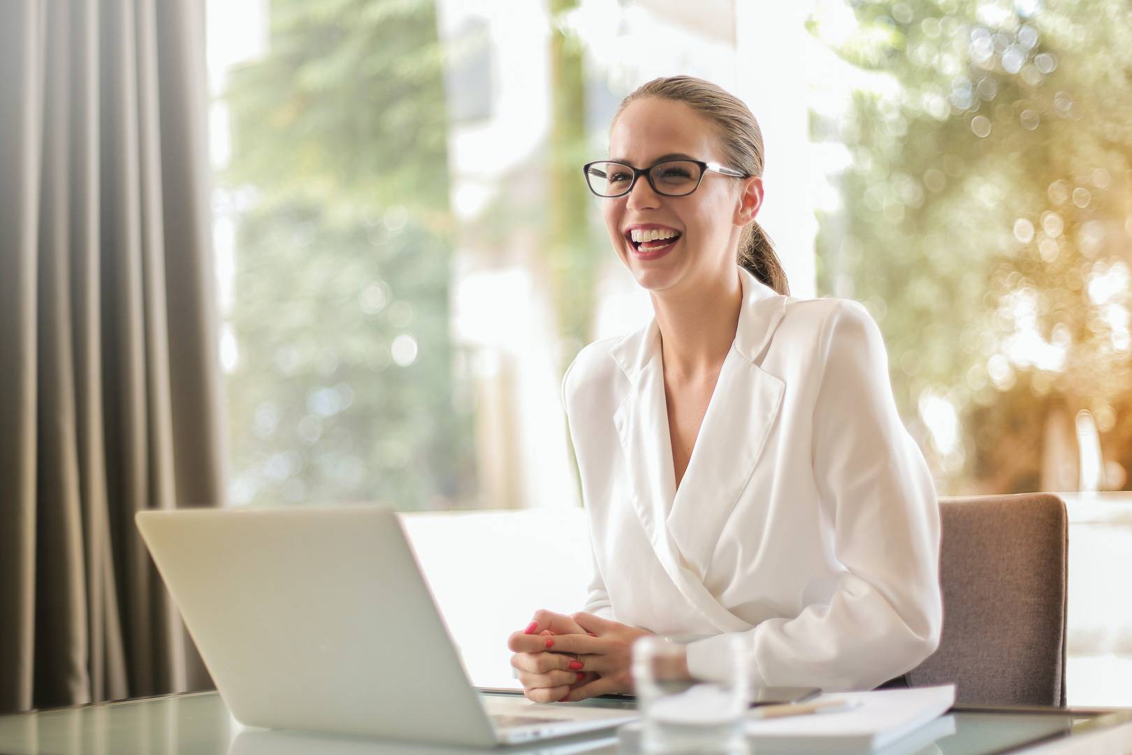 Business Portrait – Mitarbeiterin am Arbeitsplatz