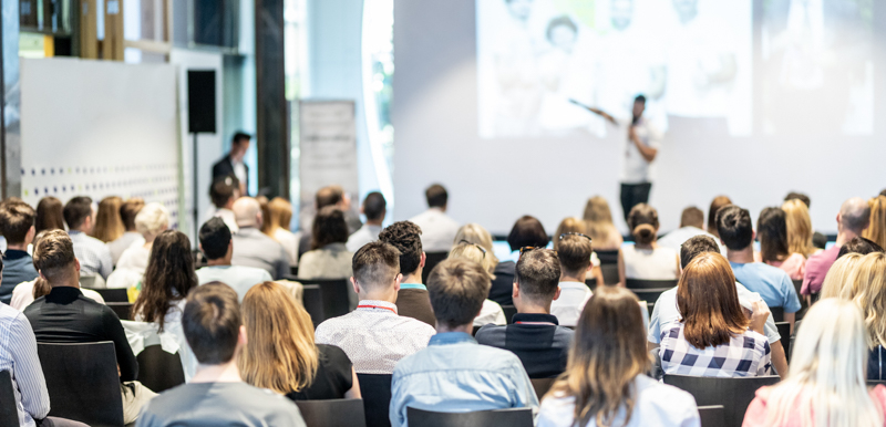 Eventfoto einer Sängerin mit Microphone